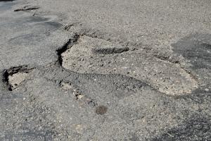 Schlaglöcher können teure Schäden am Auto verursachen