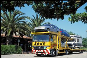 Defekte Autos werden vom ADAC nach Deutschland transportiert 