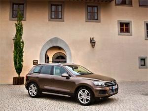 Der VW Touareg sieht auch auf dem Reiterhof gut aus