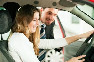 Frauen tendieren beim Autokauf eher zum Elektroauto