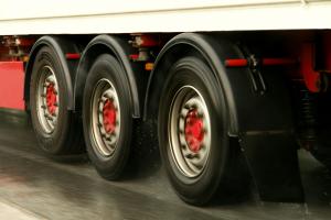 Runderneuerte Lkw-Reifen sind günstig und helfen dem Klima