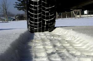 Alpine Straßen setzen Winterreifen und oft auch Schneeketten voraus