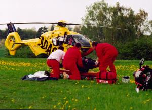 Ein Motorradfahrer wird nach einem Unfall gerettet