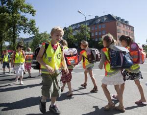 Schulanfänger erhalten kostenlose Sicherheitswesten vom ADAC