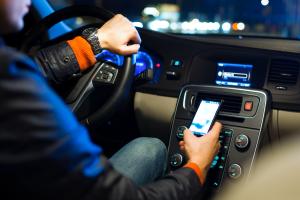 Die Smartphone-Nutzung ist für den Fahrer grundsätzlich untersagt