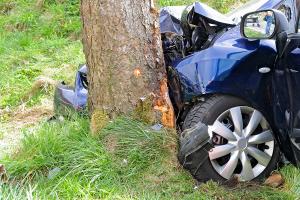 Beim Unfall im alten Kleinstwagen haben die Insassen schlechte Karten