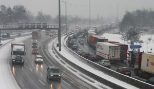 Bei typischem Winterwetter geht von Lkws eine erhöhte Gefahr aus