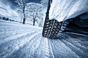 Auf verschneiten und vereisten Fahrbahnen schneiden Winterreifen weit besser in Puncto Brems- und Fahreigenschaften ab als  Ganzjahresreifen
